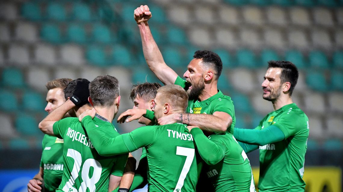 Piłkarze Górnika Łęczna odpoczywając od piłki pomagają w przygotowaniach do Świąt