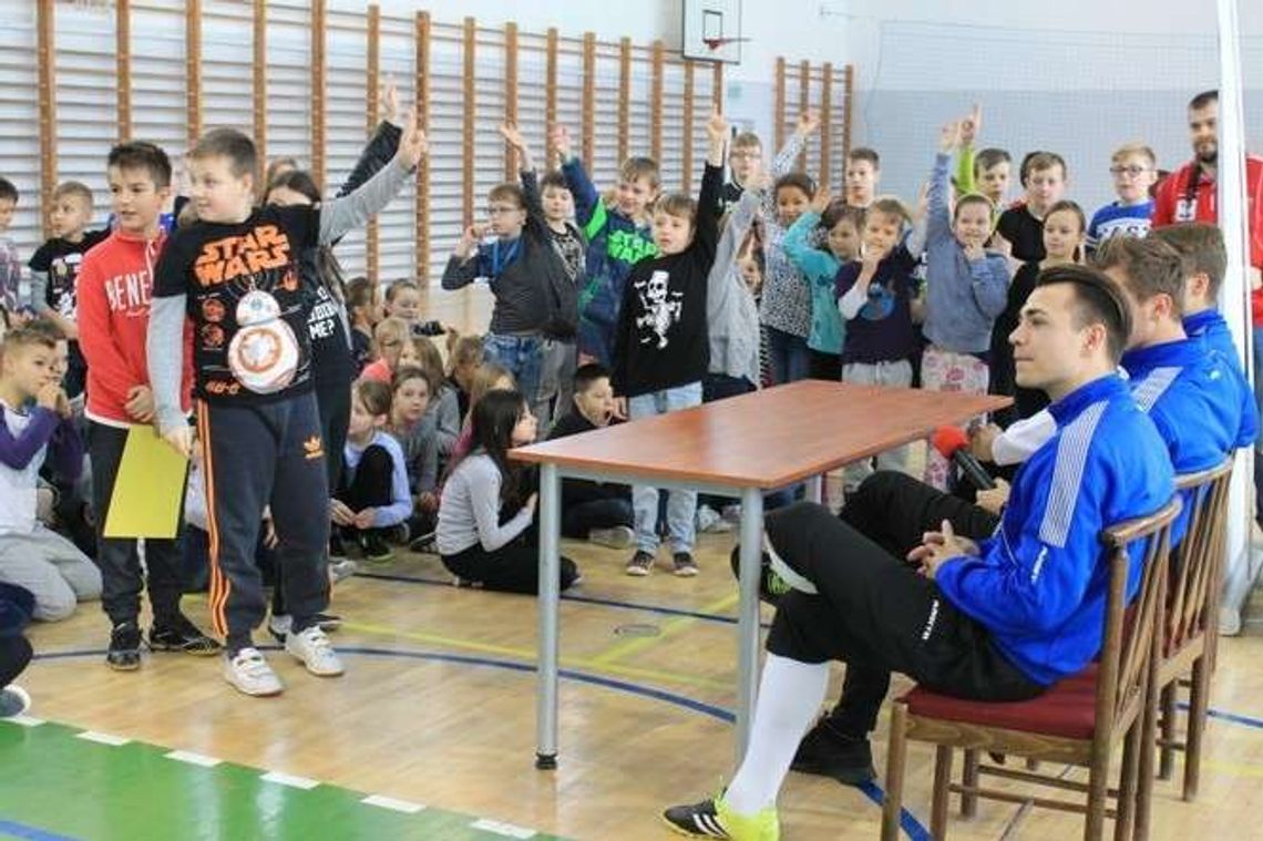 Piłkarze Wisły Puławy przekonują, że kopanie piłki ciekawsze niż komputer Piłkarze Wisły Puławy przekonują, że kopanie piłki ciekawsze niż komputer