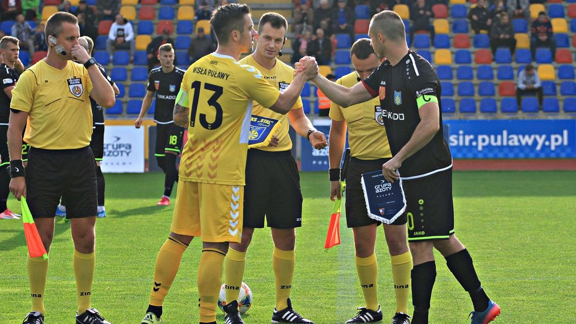 Piłkarze Wisły Puławy walczą z nudą, czyli toilet paper challenge [wideo]