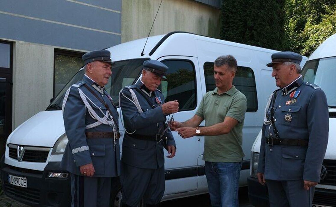 Piłsudczycy przekazali dwa busy na potrzeby ukraińskiej armii