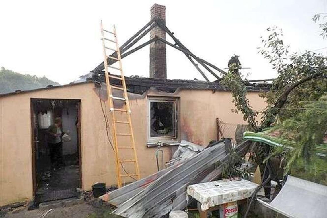 Piorun uderzył w ich drewniany dom. Potrzebują pomocy Piorun uderzył w ich drewniany dom. Potrzebują pomocy