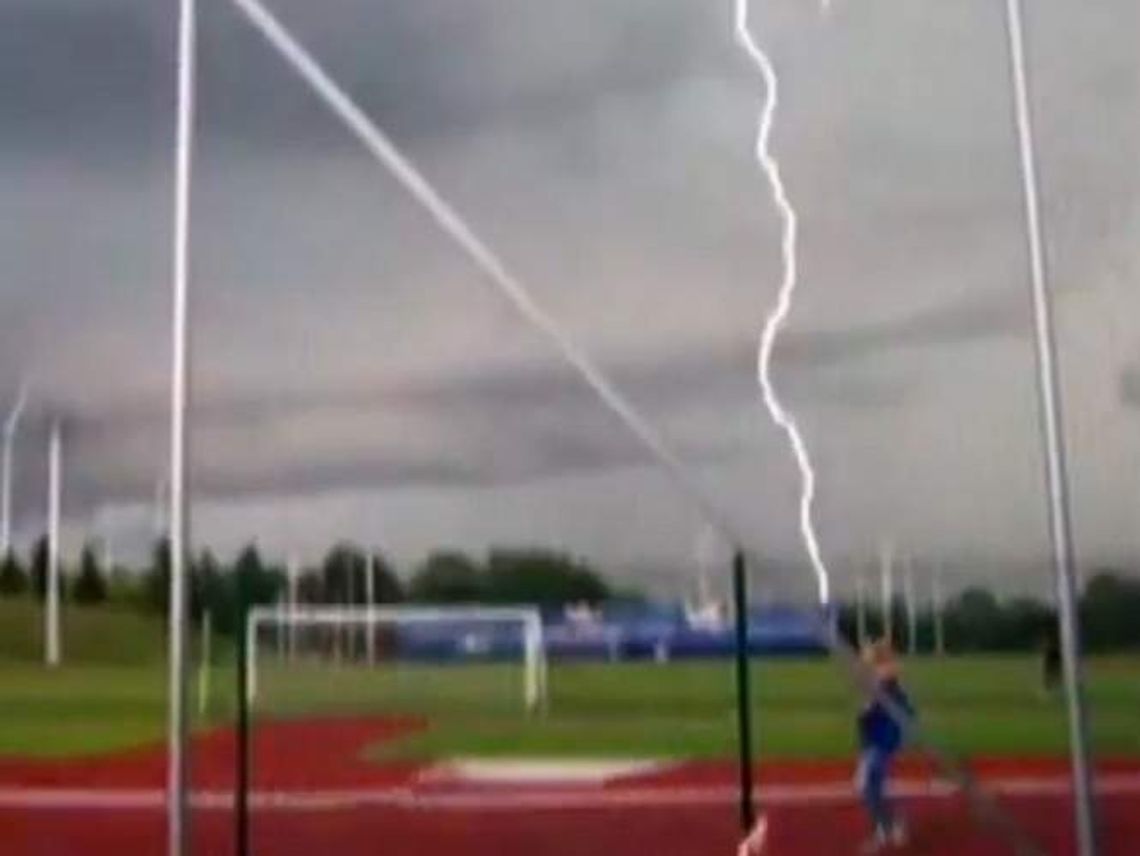 Piorun uderzył w stadion tuż po meczu piłkarskim (wideo)