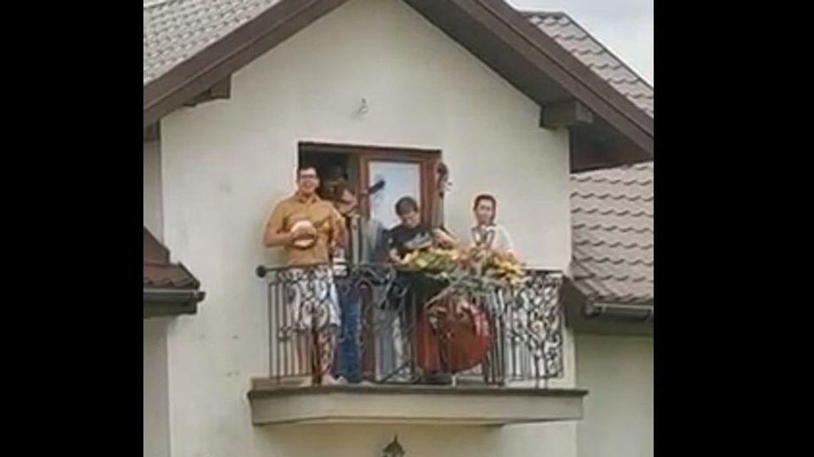 Piosenka "U cioci na imieninach" zagrana z balkonu. Specjalnie dla drogowców [wideo]