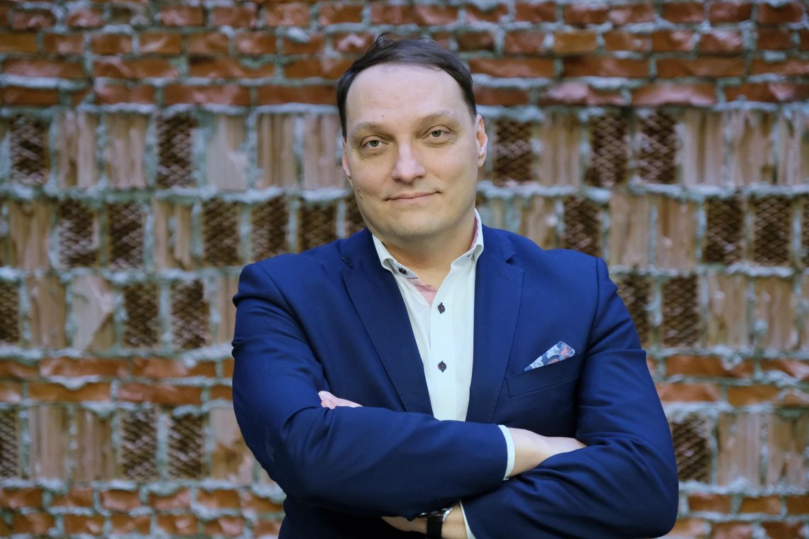 Piotr Franaszek w Kanale Zero przedstawia swoją wersję wydarzeń Piotr Franaszek przez kilka miesięcy szefował amerykańskiej filii Instytutu Pileckiego w Nowym Jorku. Działalność filii jest przedmiotem publikacji Kanału Zero oraz kontroli prowadzonych przez prokuraturę, CBA i NIK.