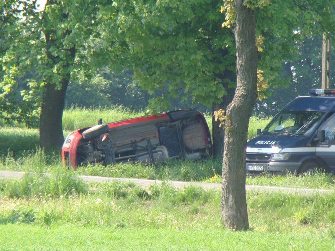 Piotrków: Dachował samochód, kierowca ranny Piotrków: Dachował samochód, kierowca ranny