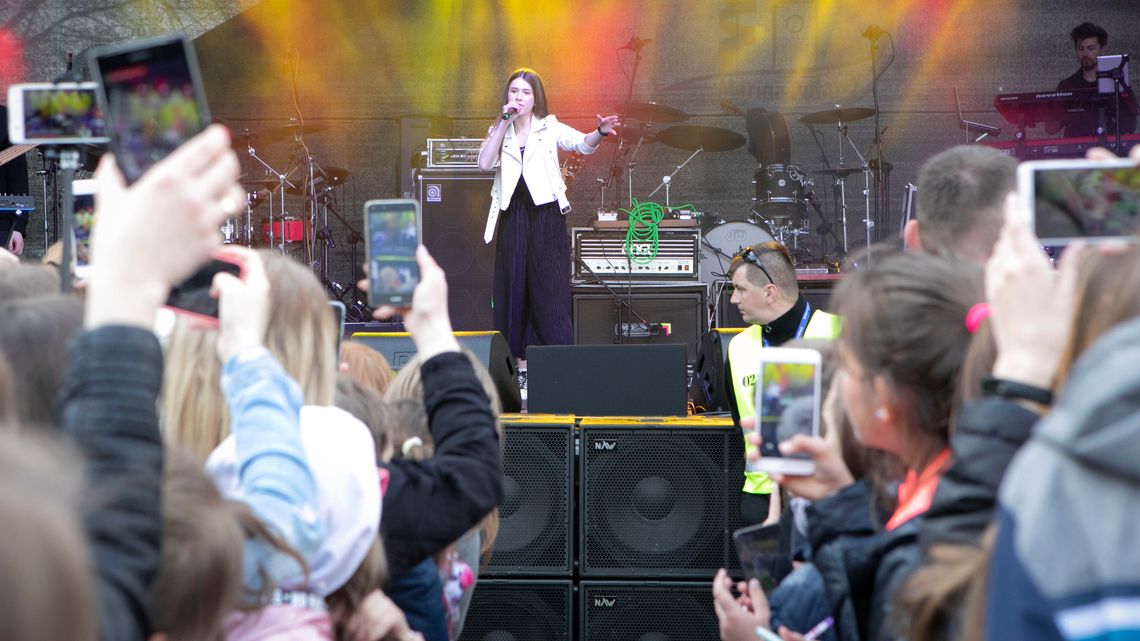 "Piotruś, bo cię staranują". Roksana Węgiel w Puławach, tłumy po autografy [zdjęcia, wideo]