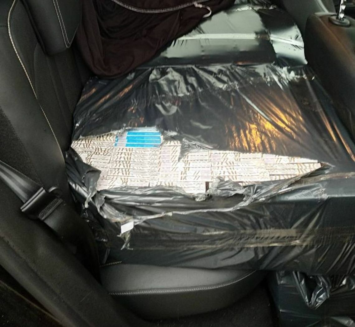 Pirat z kontrabandą - w oplu 9,5 tys. paczek papierosów