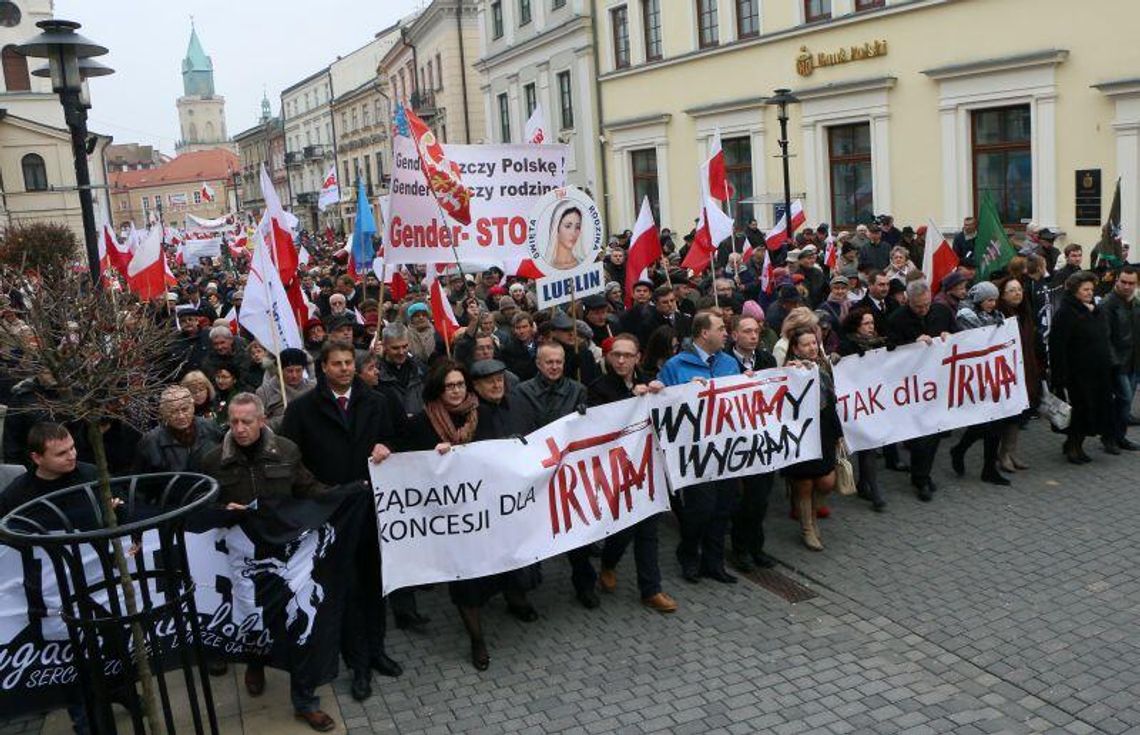 PiS i narodowcy maszerowali przez Lublin w obronie TV Trwam (wideo, zdjęcia) PiS i narodowcy maszerowali przez Lublin w obronie TV Trwam (wideo, zdjęcia)