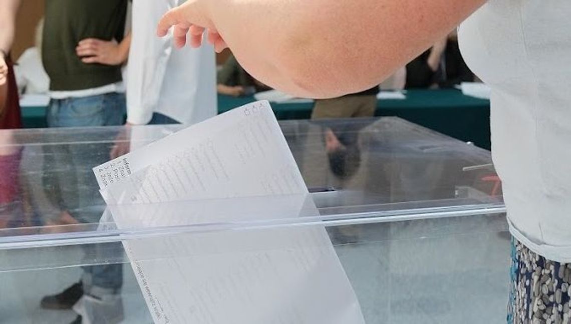 PiS i PSL zdobyły tu dokładnie po 2501 głosów. Radny wygrał mandat w losowaniu