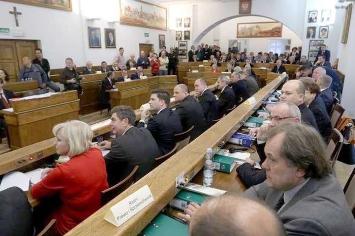 PiS ma problem. Radny został posłem, a następczyni nie może ślubować na najbliższej sesji PiS ma problem. Radny został posłem, a następczyni nie może ślubować na najbliższej sesji