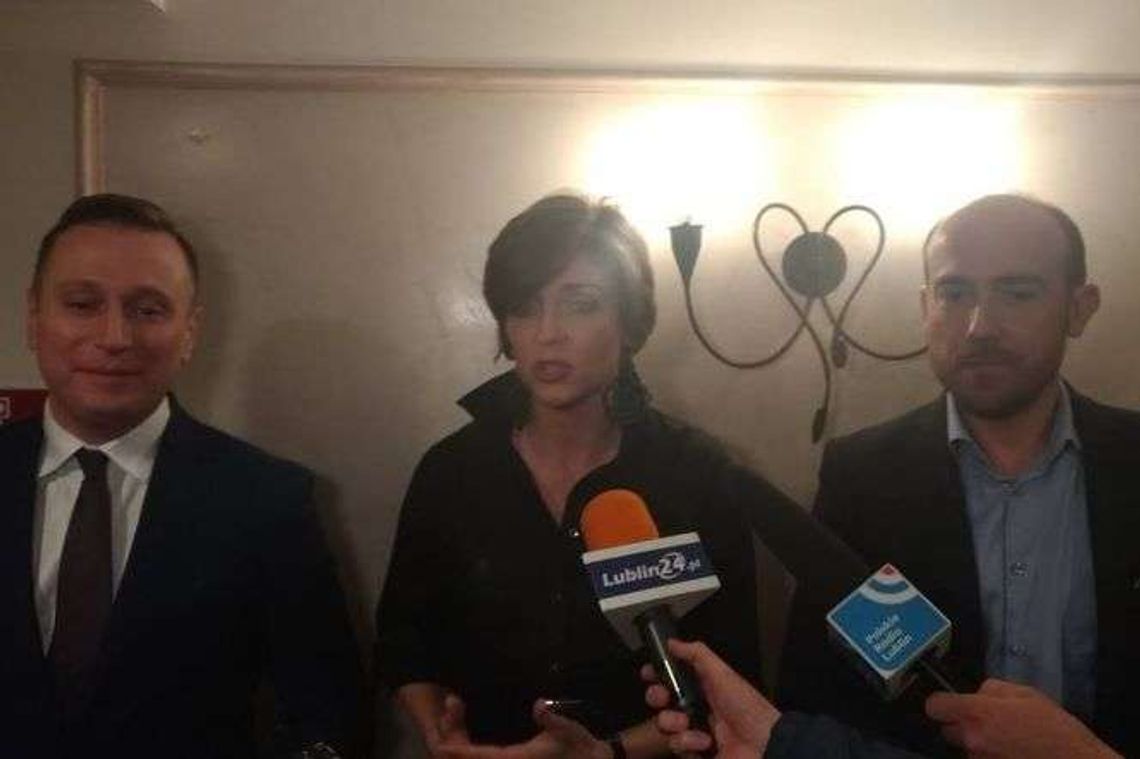 "PiS znowu łamie prawo". Politycy PO w Lublinie o przekazaniu nagród na rzecz Caritasu