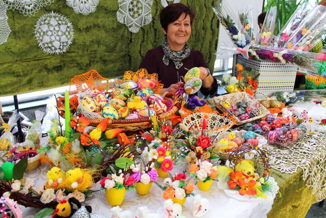 Pisanki, baranki, serwetki. Jak się robi wielkanocne ozdoby? Kiermasz w Puławach Pisanki, baranki, serwetki. Jak się robi wielkanocne ozdoby? Kiermasz w Puławach