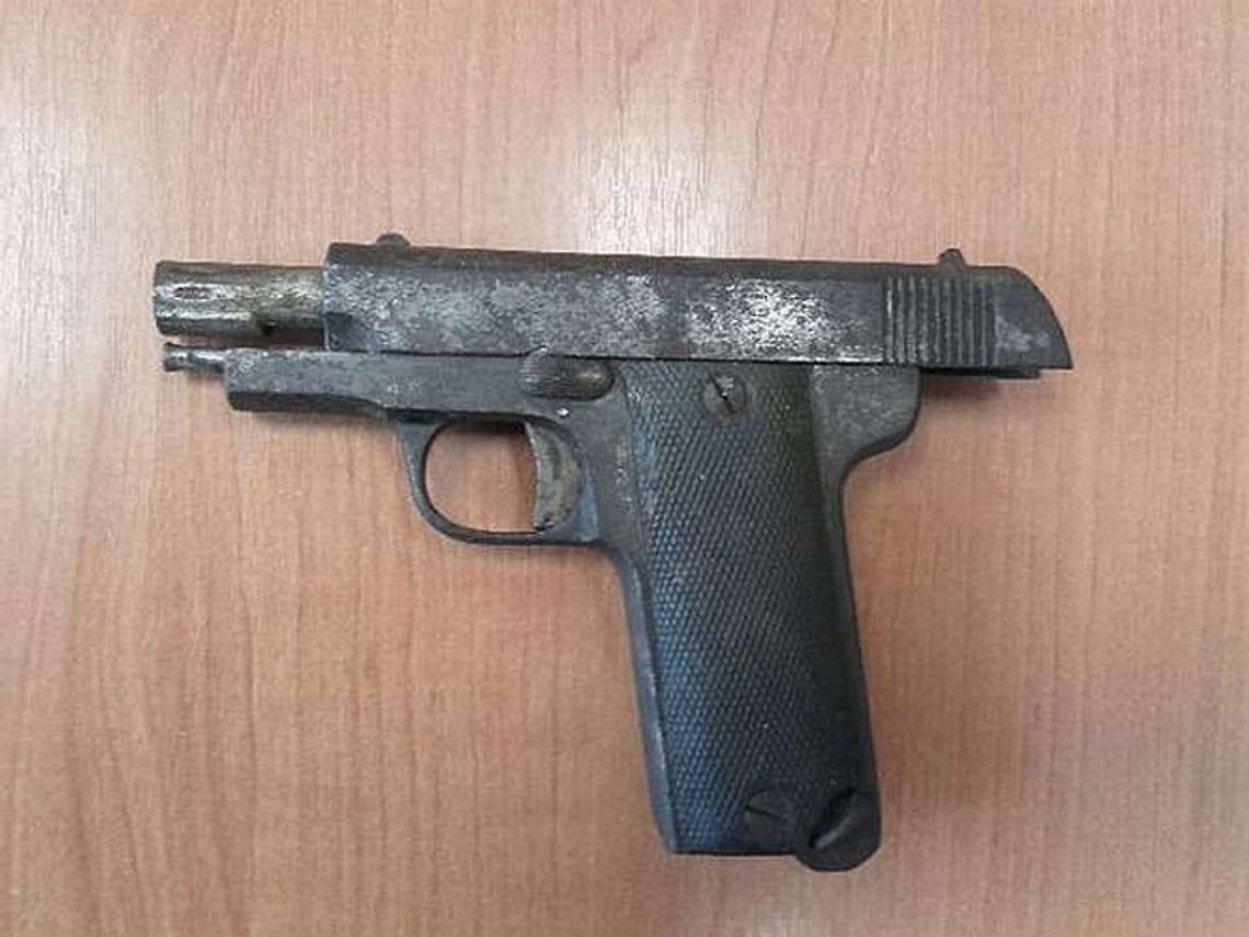 Pistolet na strychu domu. Broń była zawinięta w materiał