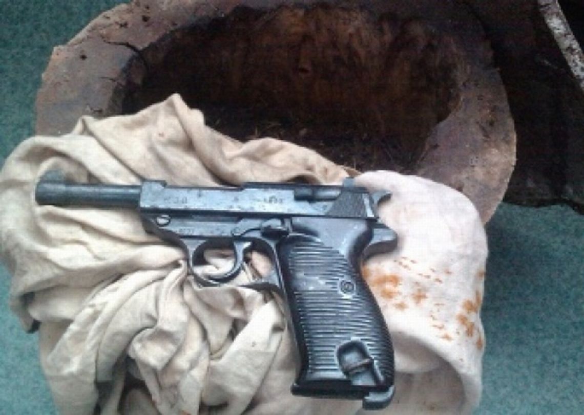 Pistolet z II wojny światowej był schowany w pieńku