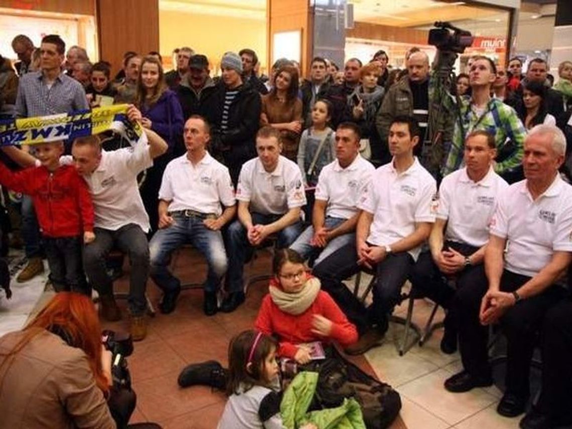 Piszcz, Kostro, Gavenda, Linqvist i Melniczuk podpisali kontrakty z KMŻ (zdjęcia)