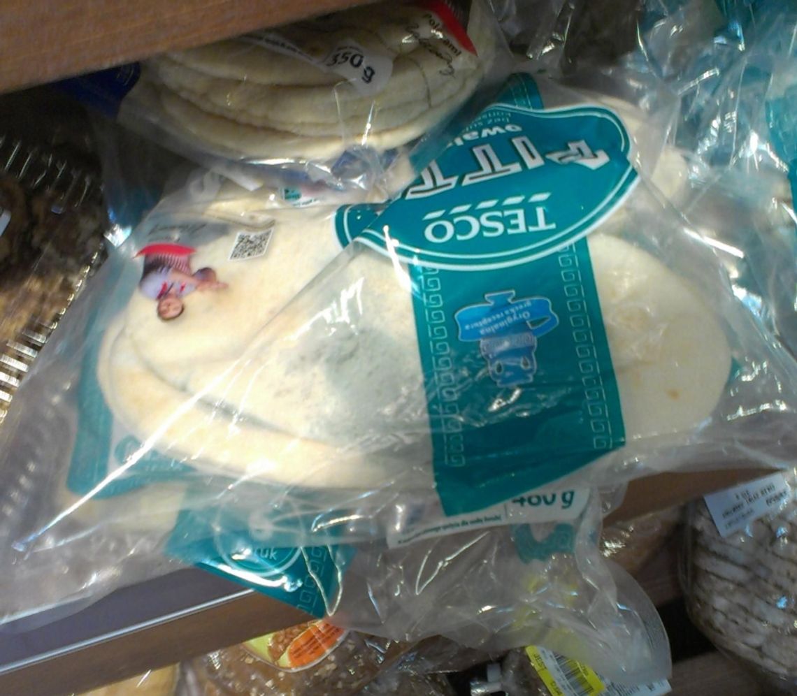 Pita z pleśnią i pieczywo sprzed miesiąca. Sanepid kontroluje Tesco