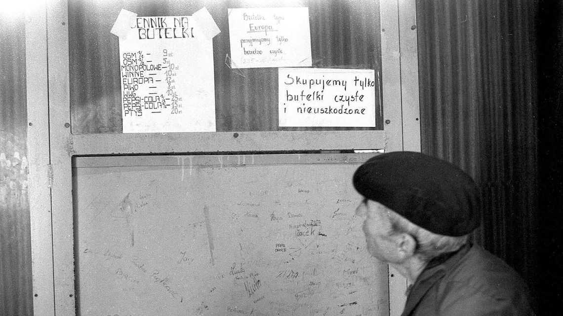 Piwo z budki i kiełbasa. Tak się piło w PRL-u