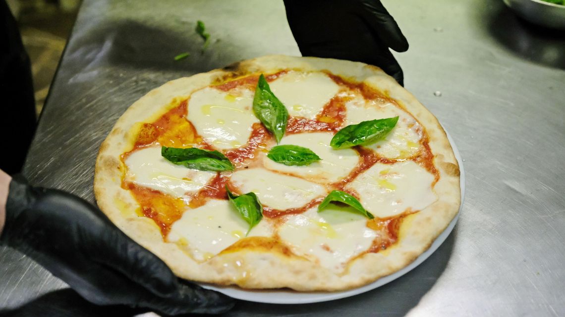 Pizza Italiano? Skąd wziął się placek z pomidorami i serem