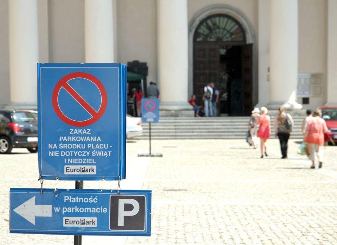 Plac Katedralny: Parkowanie z problemami Plac Katedralny: Parkowanie z problemami