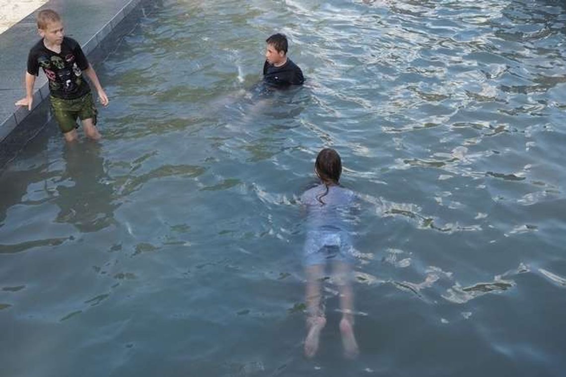 Plac Litewski: Będzie zakaz kąpieli w nowej fontannie. Ale to nie oznacza zakazu wchodzenia do wody