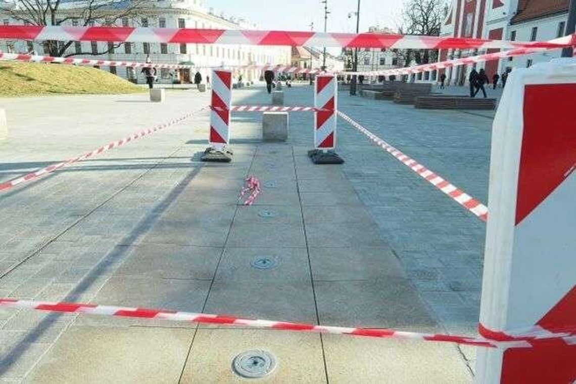 Plac Litewski: Kolejny element uszkodzony. Naprawa trochę potrwa Plac Litewski: Kolejny element uszkodzony. Naprawa trochę potrwa