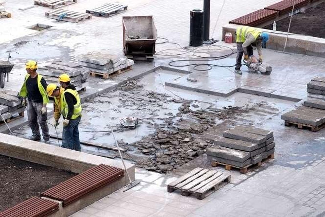 Plac Litewski: Niedawno położyli, a już rozbierają Plac Litewski: Niedawno położyli, a już rozbierają
