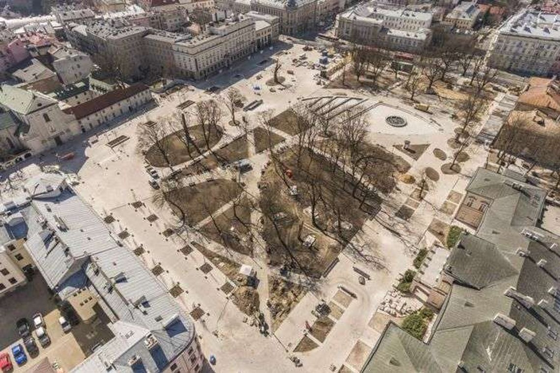 Plac Litewski skąpany w wiosennym słońcu. Zdjęcia z drona Plac Litewski skąpany w wiosennym słońcu. Zdjęcia z drona