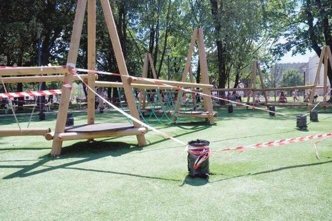 Plac Litewski: Zniknęły bujane koziołki. Każdy był uszkodzony Plac Litewski: Zniknęły bujane koziołki. Każdy był uszkodzony