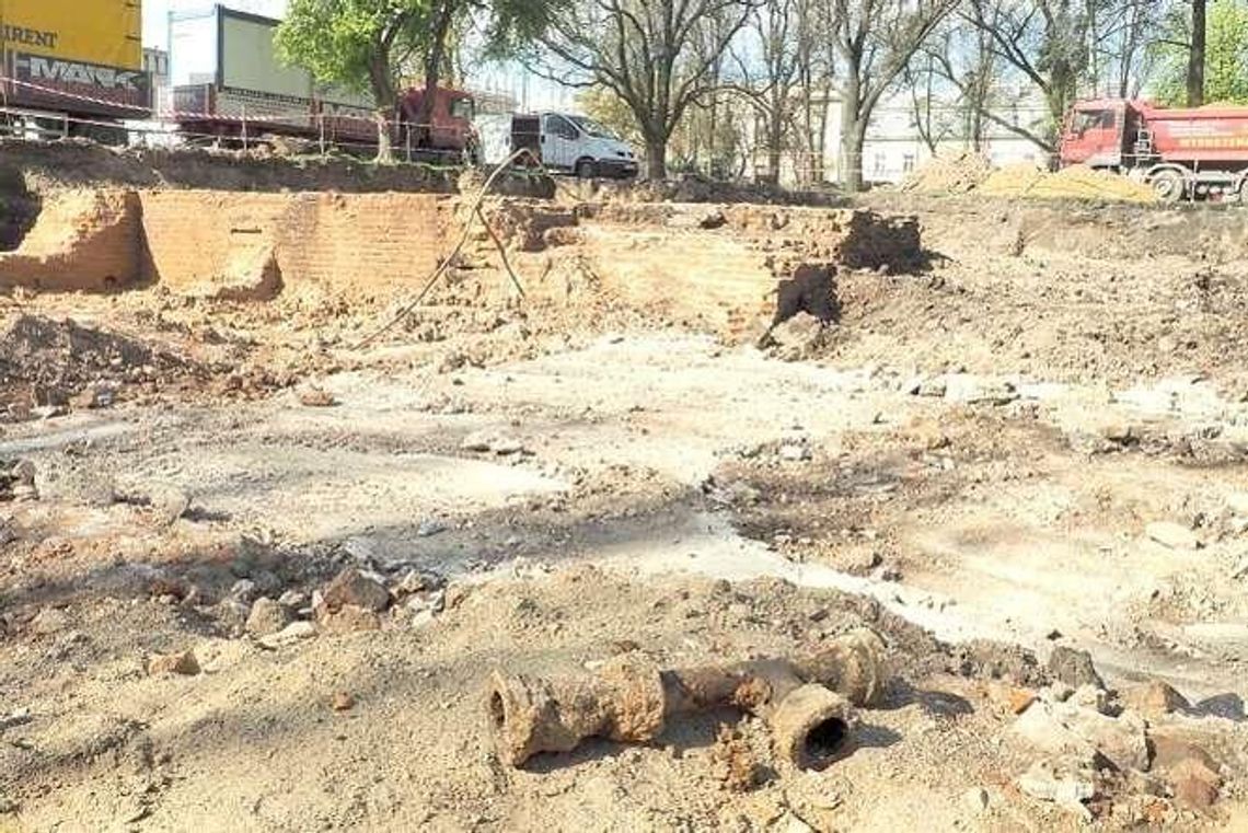 Plac Litewski: Zostawić ruiny cerkwi do oglądania, czy schować pod ziemią? 