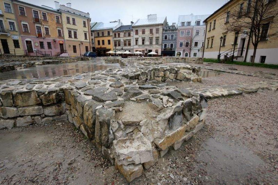 Plac Po Farze: Budowla w rozsypce jeszcze trochę poczeka Plac Po Farze: Budowla w rozsypce jeszcze trochę poczeka