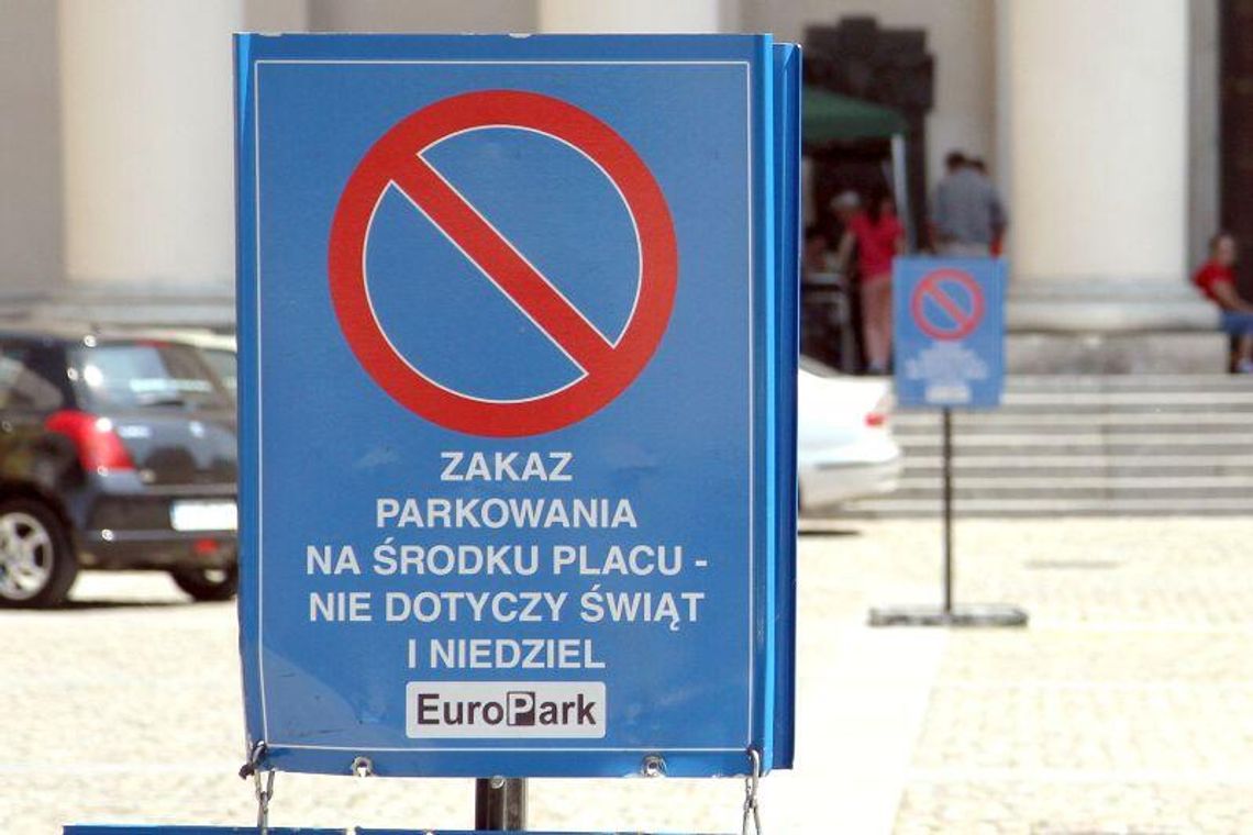 Plac przed archikatedrą: Zakaz parkowania pod znakiem zapytania Plac przed archikatedrą: Zakaz parkowania pod znakiem zapytania