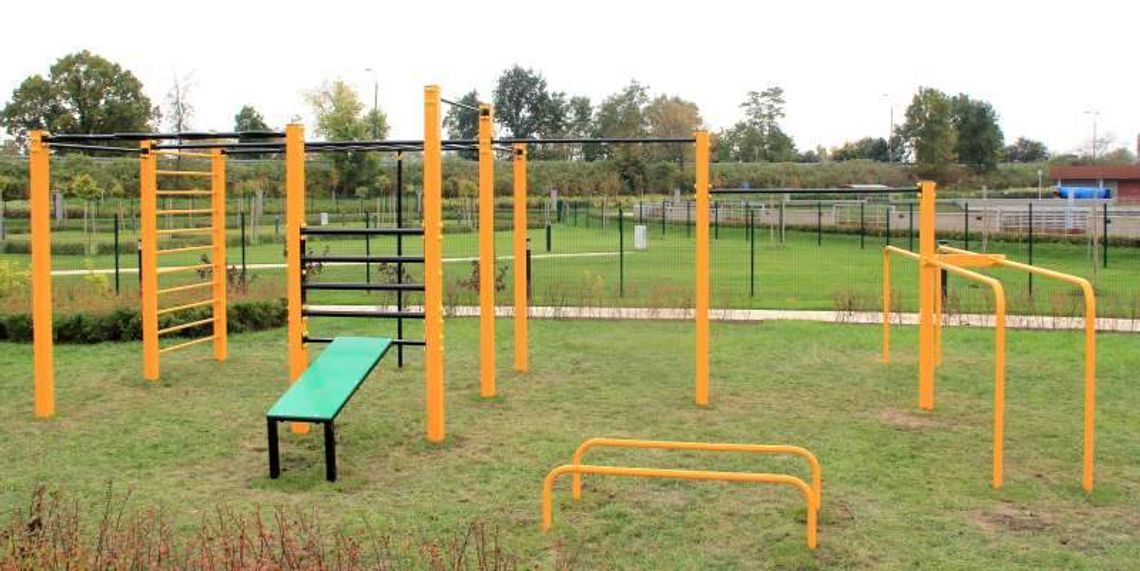 Plac street workout w Puławach gotowy. W porcie można fikać koziołki