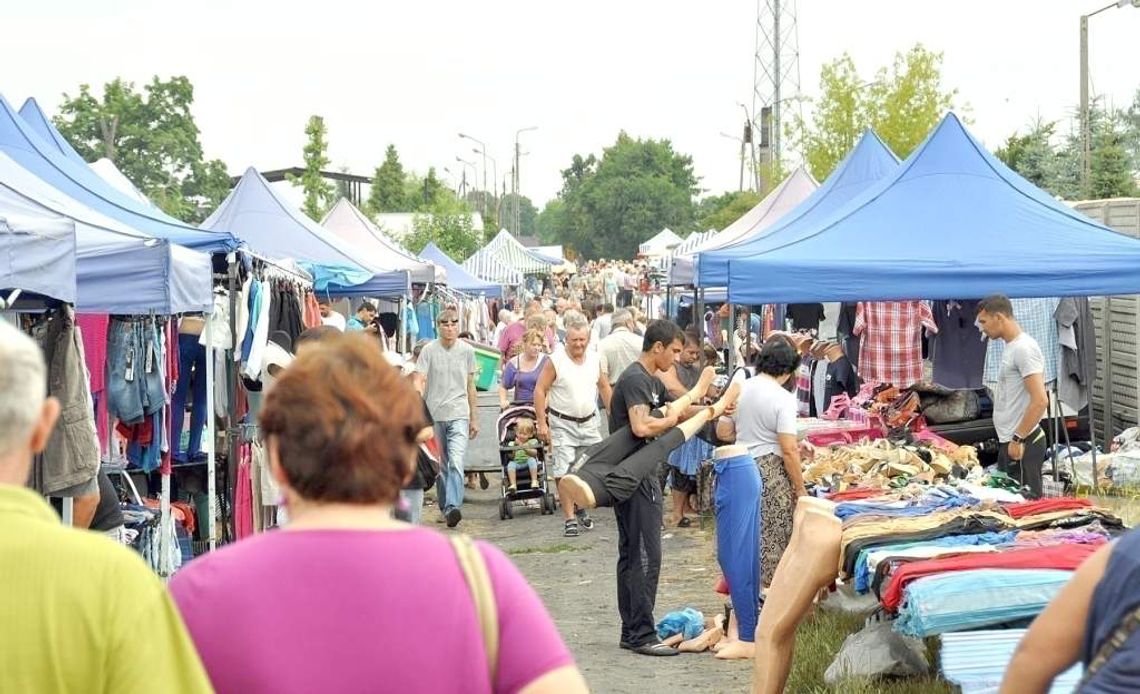 Plac targowy w Łęcznej. Targ w poniedziałek, w weekendy parking dla kibiców Plac targowy w Łęcznej. Targ w poniedziałek, w weekendy parking dla kibiców