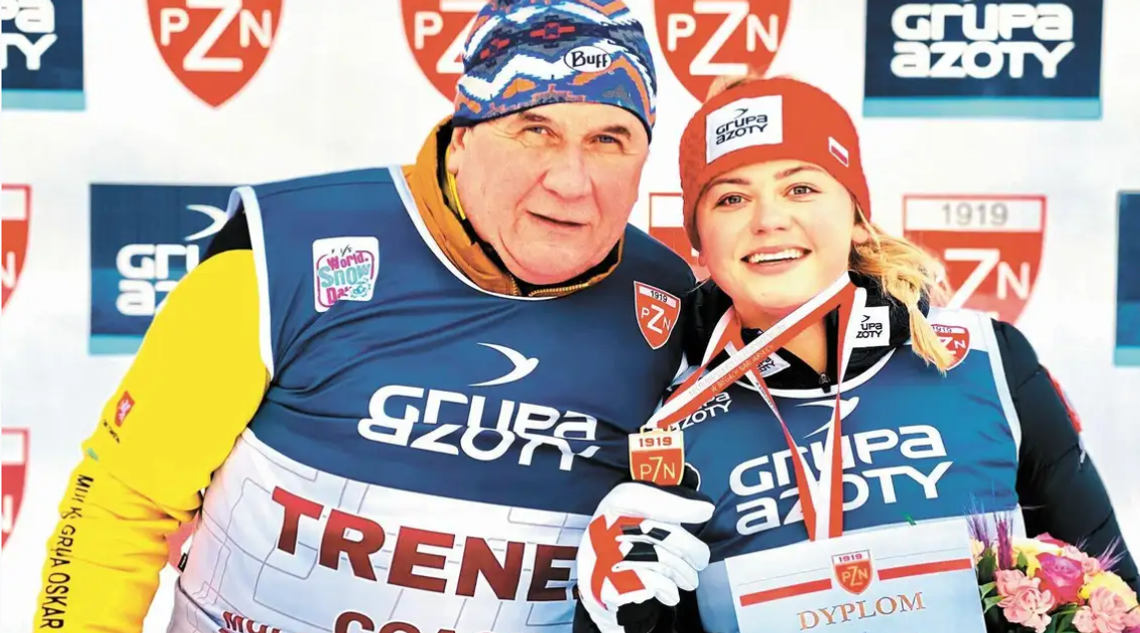 Monika Skinder razem z trenerem Waldemarem Kołcunem