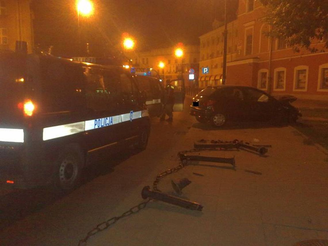 Plac Wolności: Peugeot wypadł z drogi. Zniszczył słupki Plac Wolności: Peugeot wypadł z drogi. Zniszczył słupki