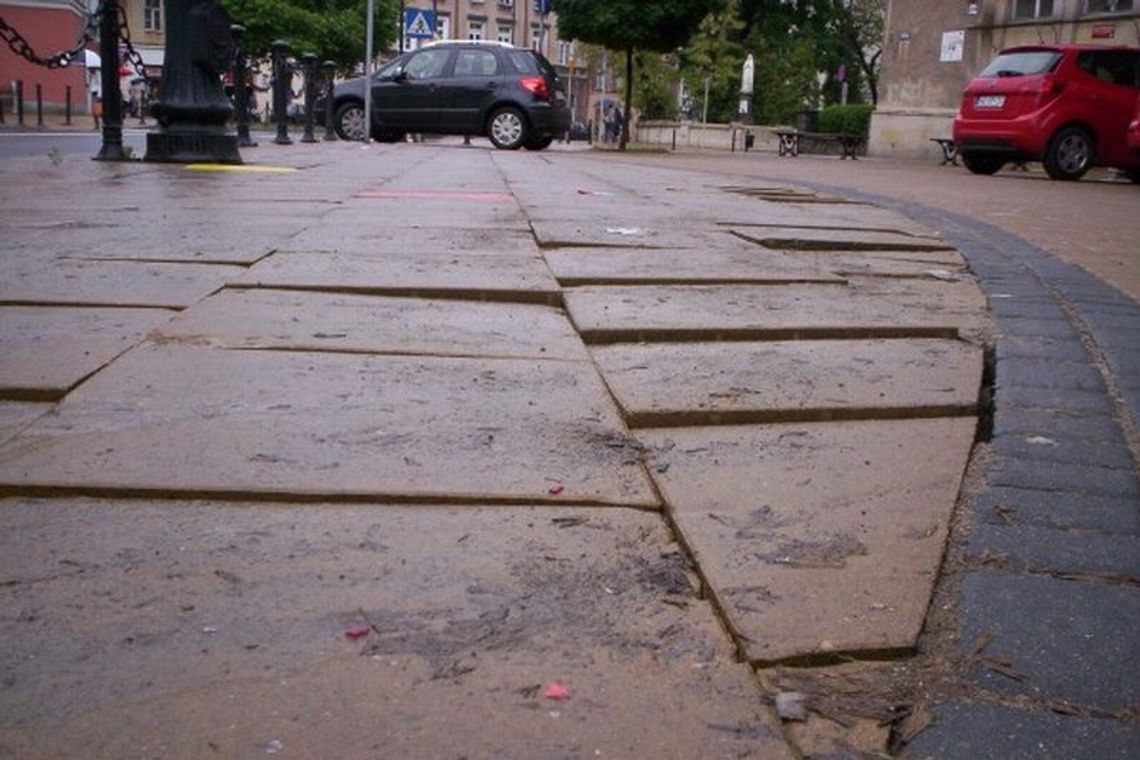 Plac Wolności: Popękane płyty chodnikowe, kałuże, lekceważenie przepisów Plac Wolności: Popękane płyty chodnikowe, kałuże, lekceważenie przepisów