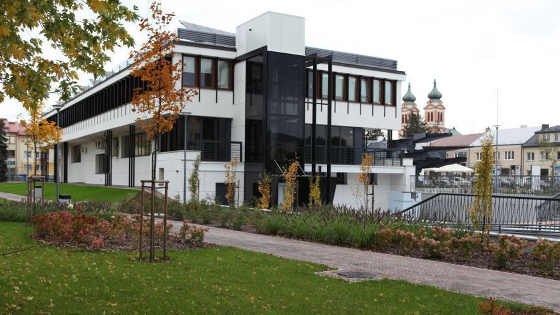 Plac Wolności w Biłgoraju uwolniony. Zniknęły płoty, koniec prac Plac Wolności w Biłgoraju uwolniony. Zniknęły płoty, koniec prac