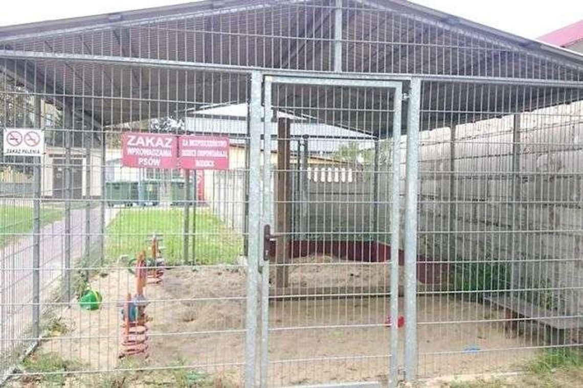 Plac zabaw czy klatka? Nietypowa konstrukcja w Radzyniu Podlaskim. "To jest praktyczne"