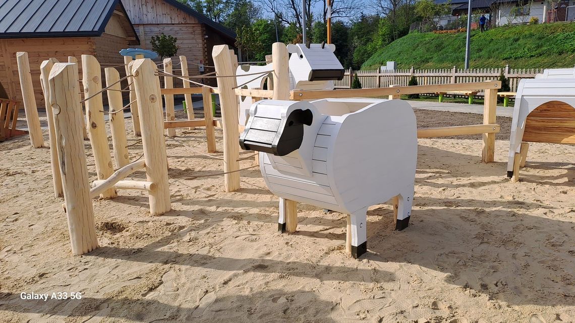 Plac zabaw inny niż wszystkie. Nawet krowy i owce są tu z drewna Plac zabaw inny niż wszystkie. Nawet krowy i owce są tu z drewna