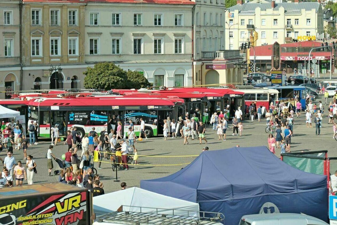 Plac Zamkowy zamienił się w mini-zajezdnię