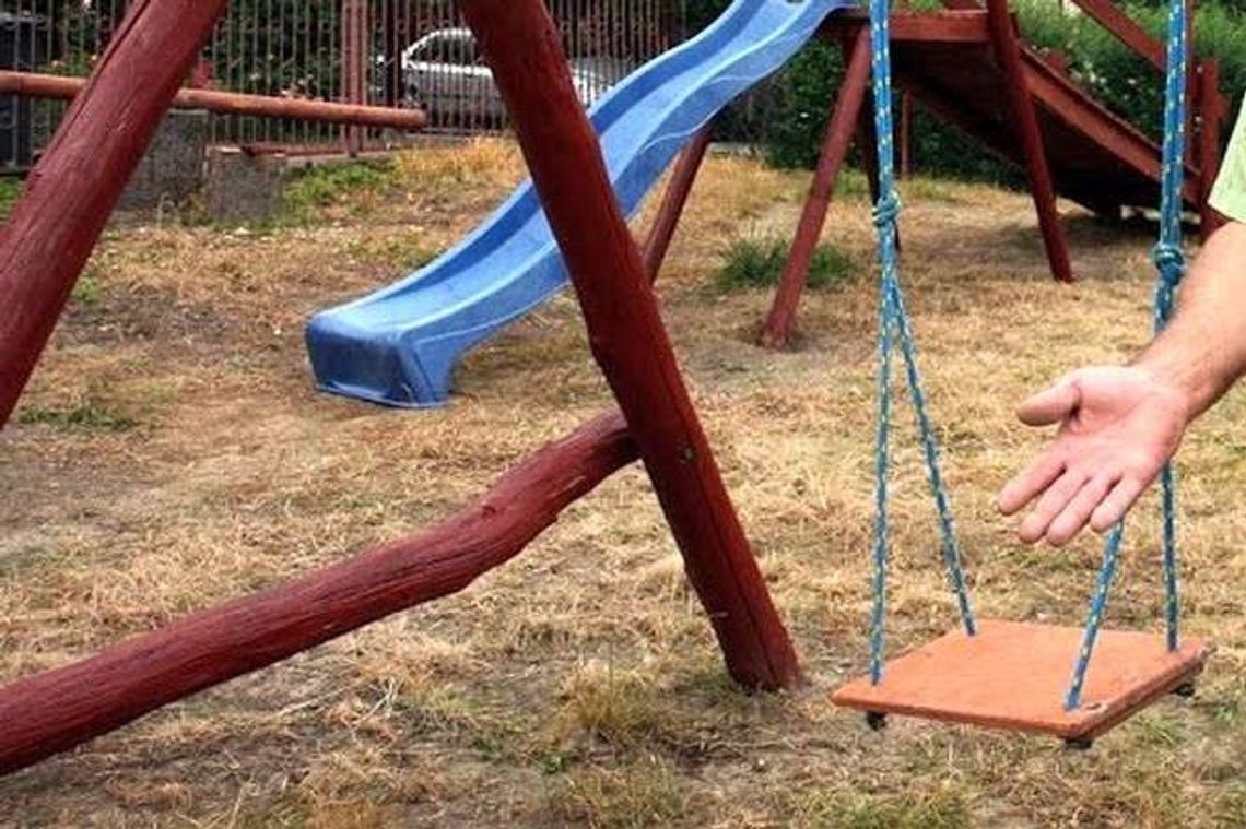 Place zabaw pod lupą straży miejskiej. Czy w piasku jest czysto?