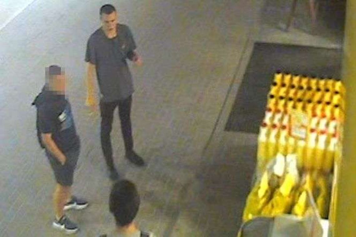 Płacili na stacji paliw cudzą kartą. Wszystko nagrał monitoring Płacili na stacji paliw cudzą kartą. Wszystko nagrał monitoring