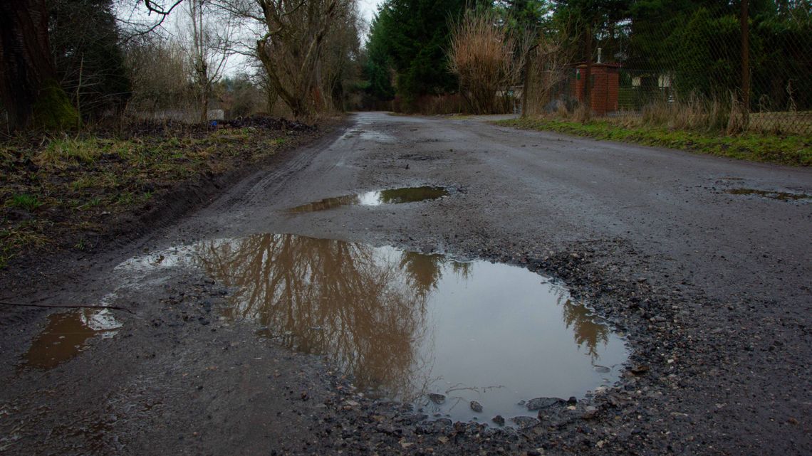 „Płacimy podatki, a żyjemy jak w zapomnianej dzielnicy”. Mieszkańcy Janowskiej walczą o remont