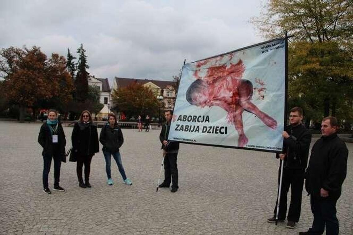 Plakat z drastycznym zdjęciem martwego płodu na Placu Wolności w Białej Podlaskiej Plakat z drastycznym zdjęciem martwego płodu na Placu Wolności w Białej Podlaskiej