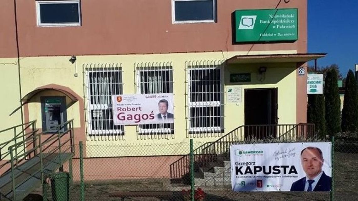 Plakaty wyborcze na banku. Dyrektor: „To nasza wdzięczność”
