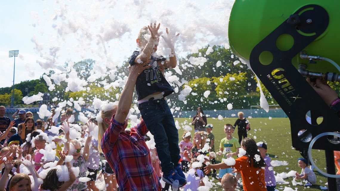 Plan na czwartek w Puławach. Akrobacje, muzyka, taniec i zabawa w pianie Plan na czwartek w Puławach. Akrobacje, muzyka, taniec i zabawa w pianie