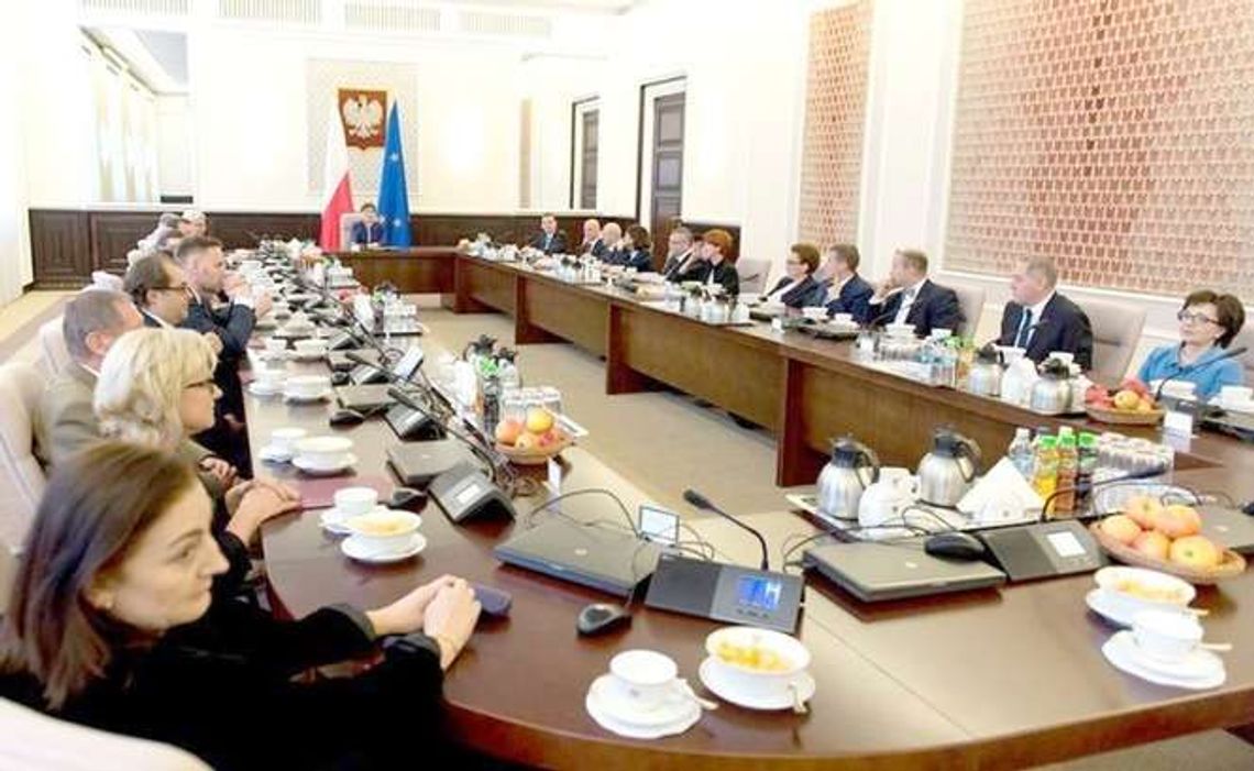 Plan rządu na 100 dni: 500 zł na dziecko i obniżenie wieku emerytalnego Plan rządu na 100 dni: 500 zł na dziecko i obniżenie wieku emerytalnego