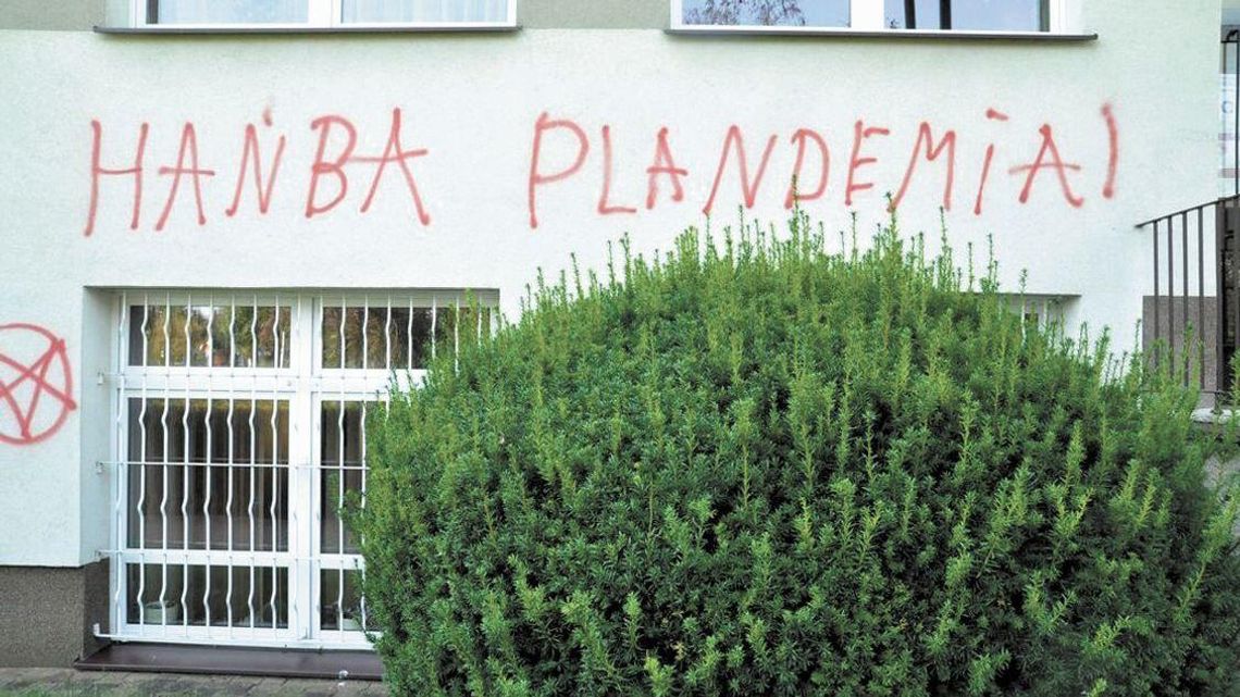 "Plandemia" i "sataniści" na budynku sanepidu. "Zbiegło się w czasie z sobotnim protestem w Warszawie"