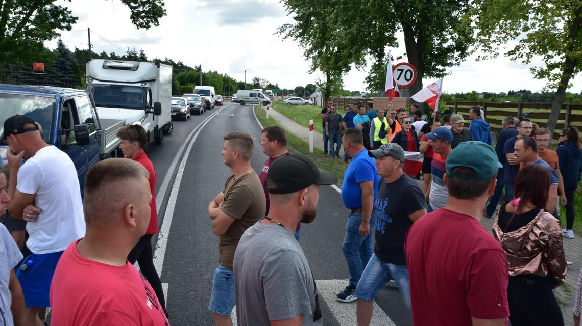 Plantatorzy malin stracili cierpliwość. Zablokowali most i zapowiadają kolejne protesty Plantatorzy malin stracili cierpliwość. Zablokowali most i zapowiadają kolejne protesty