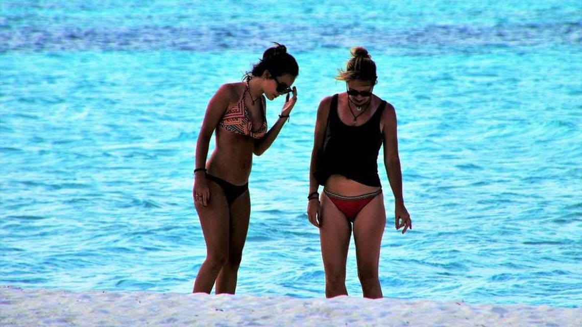 Planujesz wyjazd do ciepłych krajów? Zobacz, co musisz spakować do podróżnej torby